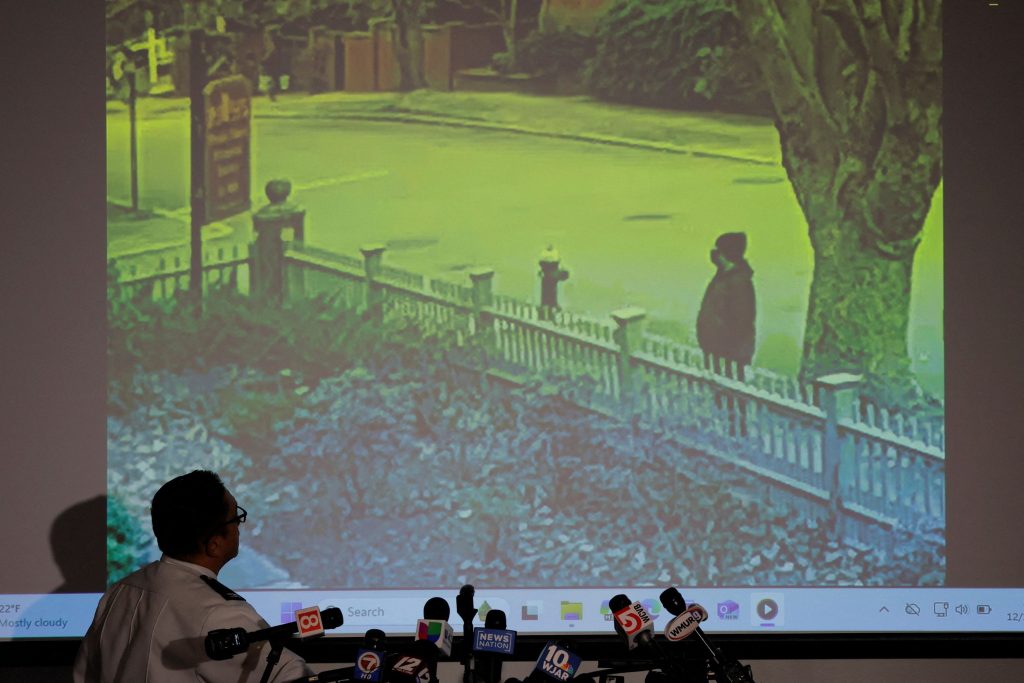 Επίθεση στο πανεπιστήμιο Μπράουν των ΗΠΑ: Στη δημοσιότητα νέες φωτογραφίες του υπόπτου που αναζητείται