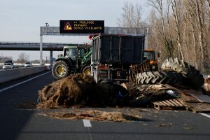 Ξεχειλίζει η οργή των αγροτών στην Ευρώπη: Κοπριά σε κυβερνητικά κτίρια στη Γαλλία, τρακτέρ στους δρόμους του Λονδίνου