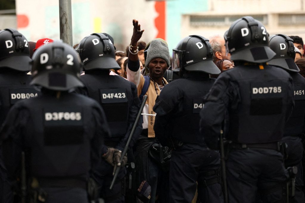 Ισπανία: Εκατοντάδες μετανάστες εκδιώχθηκαν από ένα πρώην λύκειο όπου είχαν βρει καταφύγιο