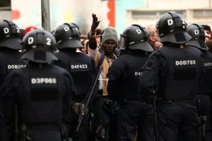 Ισπανία: Εκατοντάδες μετανάστες εκδιώχθηκαν από ένα πρώην λύκειο όπου είχαν βρει καταφύγιο