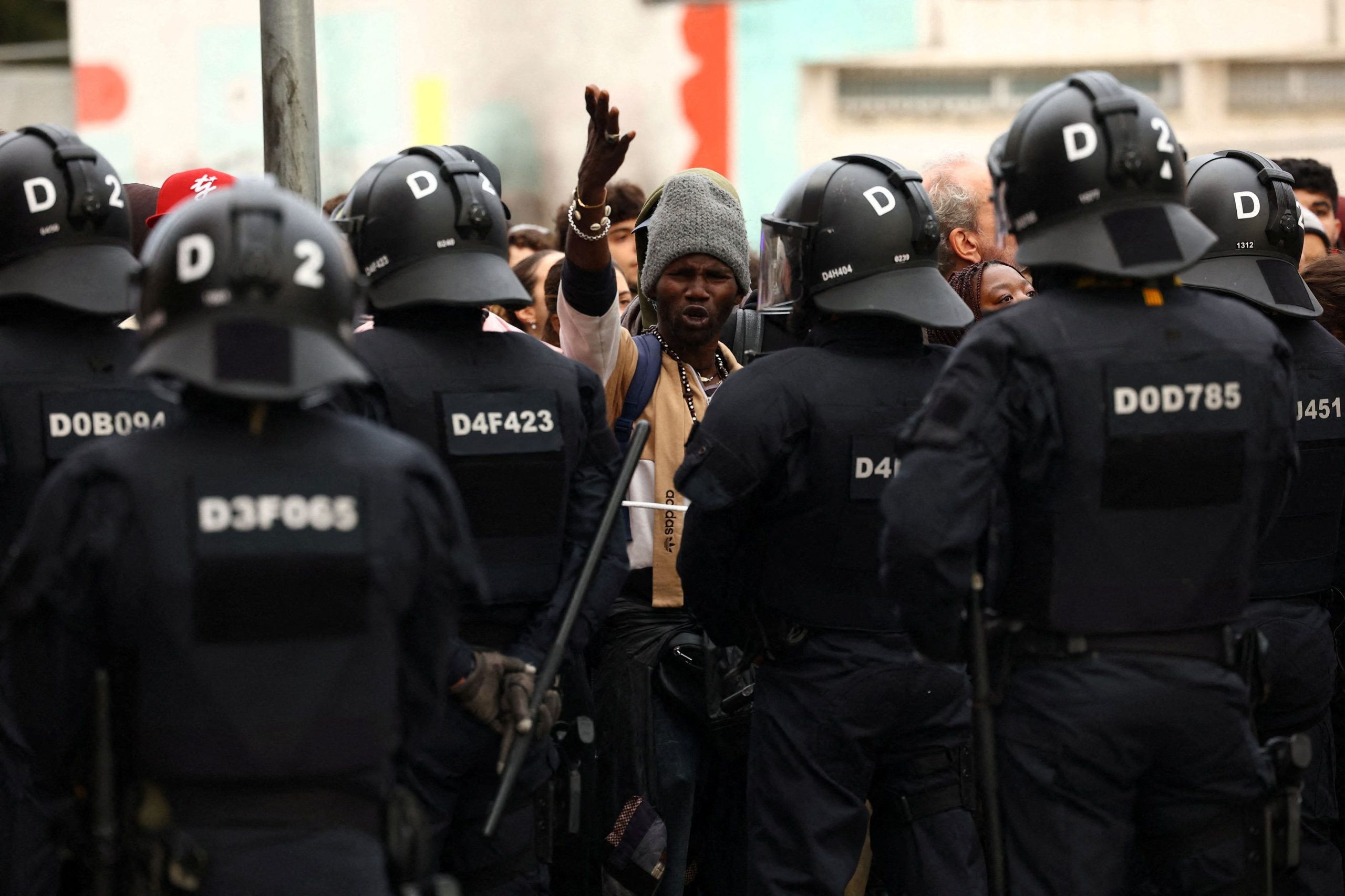 Ισπανία: Εκατοντάδες μετανάστες εκδιώχθηκαν από ένα πρώην λύκειο όπου είχαν βρει καταφύγιο