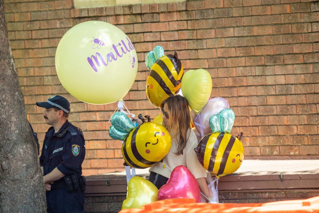 Σπαραγμός στο Σίδνεϊ: Μέλισσες στην κηδεία της μικρής Ματίλντα και κραυγές για δικαιοσύνη