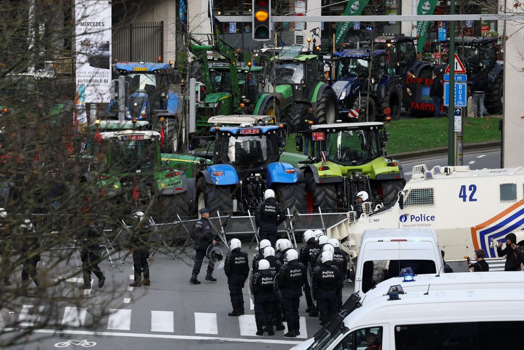 Αγρότες διαδηλώνουν στις Βρυξέλλες: Ένταση και δακρυγόνα με τρακτέρ μπροστά στο Ευρωκοινοβούλιο