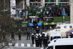 Αγρότες διαδηλώνουν στις Βρυξέλλες: Ένταση και δακρυγόνα μπροστά στο Ευρωκοινοβούλιο