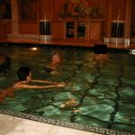 Σοκαριστικές φωτογραφίες στα αρχεία Έπσταϊν: Το μπάνιο του Κλίντον σε πισίνα, ο ξαπλωμένος πρίγκιπας Άντριου και ο χορευτής που κάνει στριπτίζ