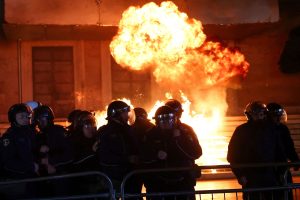 Αλβανία: Επεισόδια με διαδηλώσεις και μολότοφ έξω απ’ το πρωθυπουργικό γραφείο στα Τίρανα