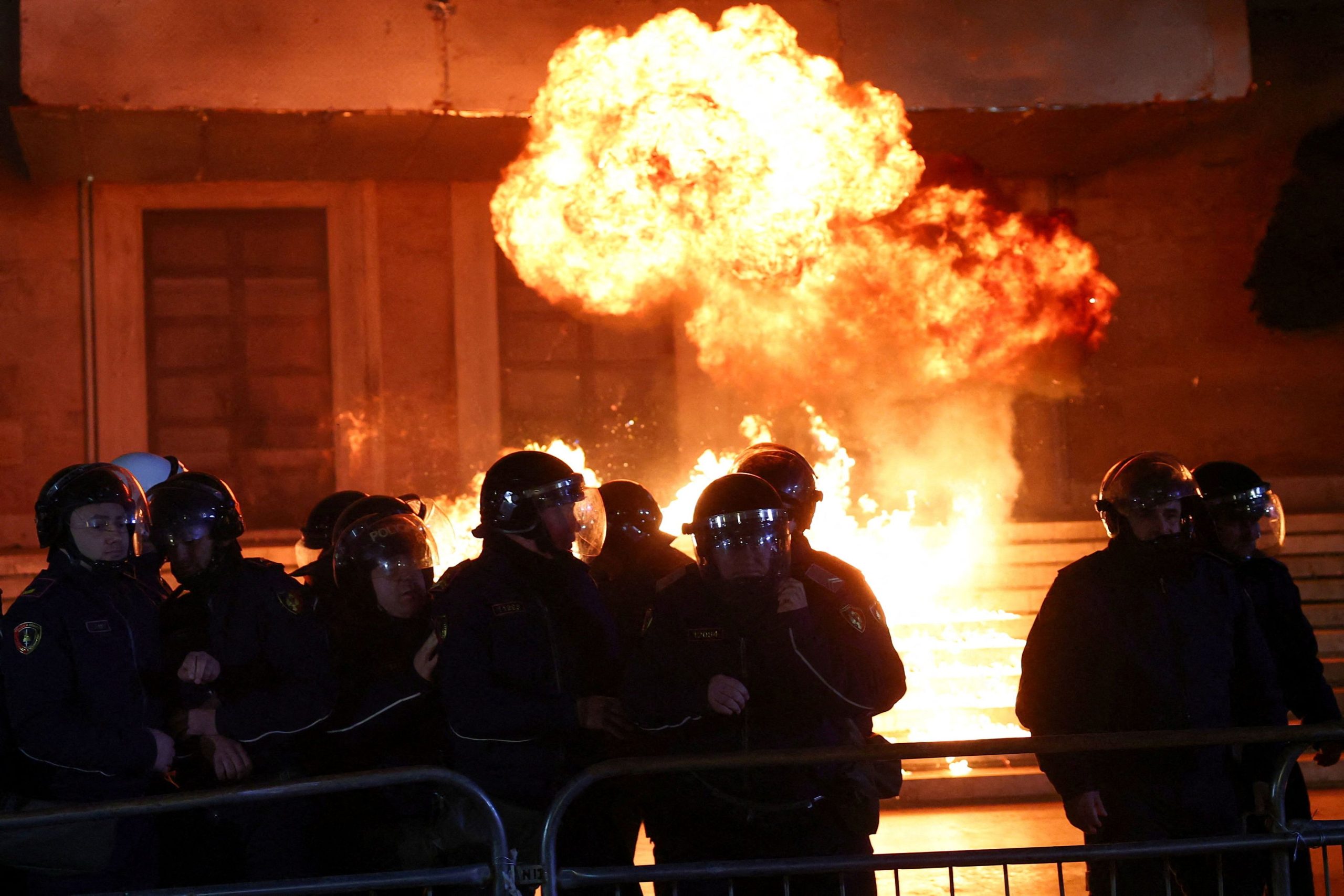 Αλβανία: Επεισόδια με διαδηλώσεις και μολότοφ έξω απ’ το πρωθυπουργικό γραφείο στα Τίρανα