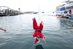 Βουτιά στο πνεύμα των Χριστουγέννων: Εκατοντάδες κολυμβητές στο παγωμένο λιμάνι της Βαρκελώνης