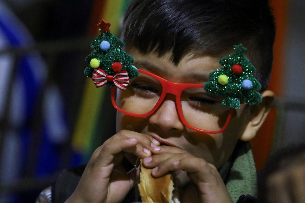 Από επίσημες τελετές μέχρι βουτιές σε παγωμένα νερά – Ο εορτασμός των Χριστουγέννων ανά τον κόσμο