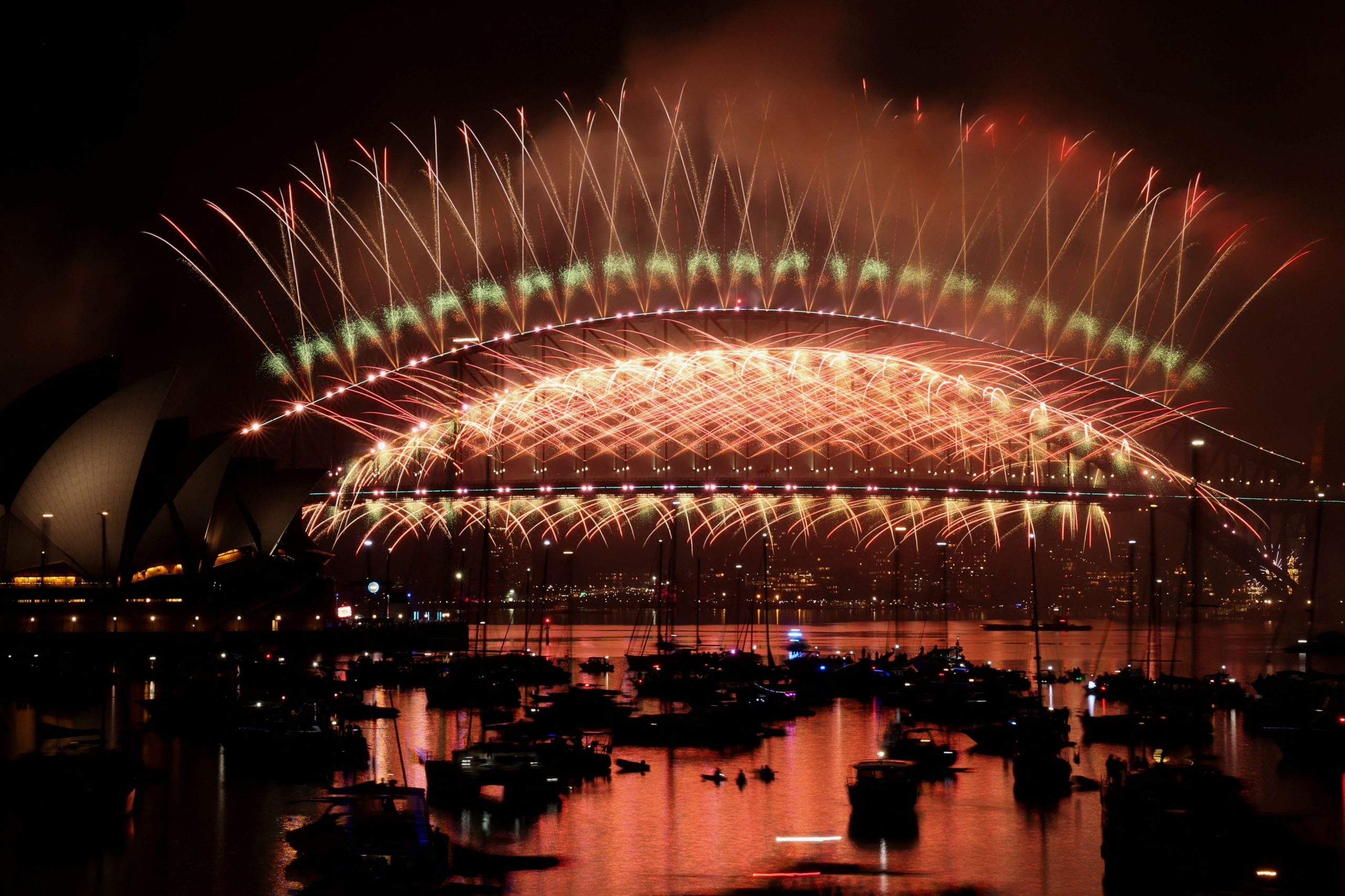 Το Σίδνεϊ υποδέχθηκε με εντυπωσιακά πυροτεχνήματα το νέο έτος – Eνός λεπτού σιγή για τα θύματα της επίθεσης στο Μπόντι