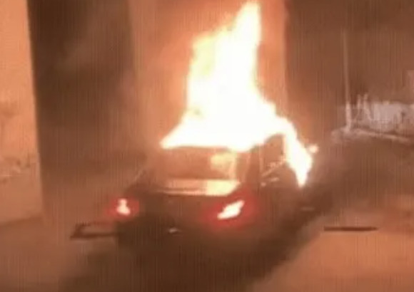 Φλεγόμενο αυτοκίνητο νύχτα