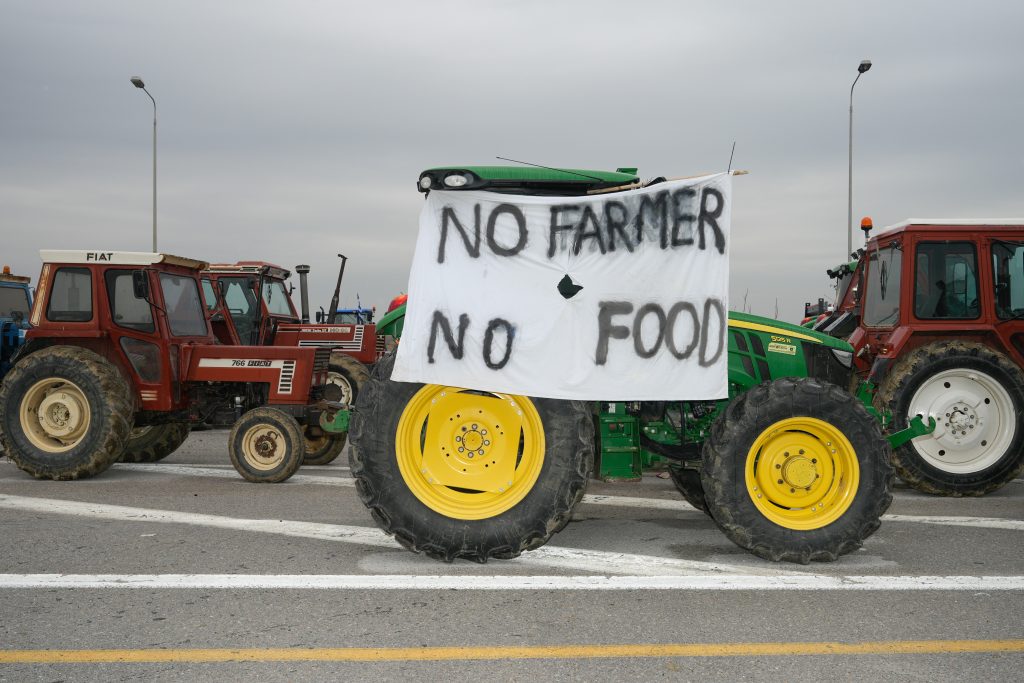 Αγρότες: Σκληραίνουν τη στάση τους – Έκλεισαν την εθνική οδό και στα δύο ρεύματα στα Μάλγαρα