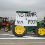 Αγρότες: Σκληραίνουν τη στάση τους – Έκλεισαν την εθνική οδό και στα δύο ρεύματα στα Μάλγαρα