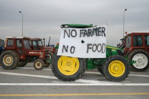 Αγρότες: Σκληραίνουν τη στάση τους – Έκλεισαν την εθνική οδό και στα δύο ρεύματα στα Μάλγαρα
