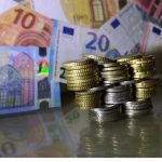 Ώρα συντάξεων και επιδομάτων: Από σήμερα στους λογαριασμούς με αυξήσεις – Παραδείγματα