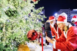 Χριστουγεννιάτικη μαγεία στον Πειραιά: Χιλιάδες Άγιοι Βασίληδες στο Santa Night Run