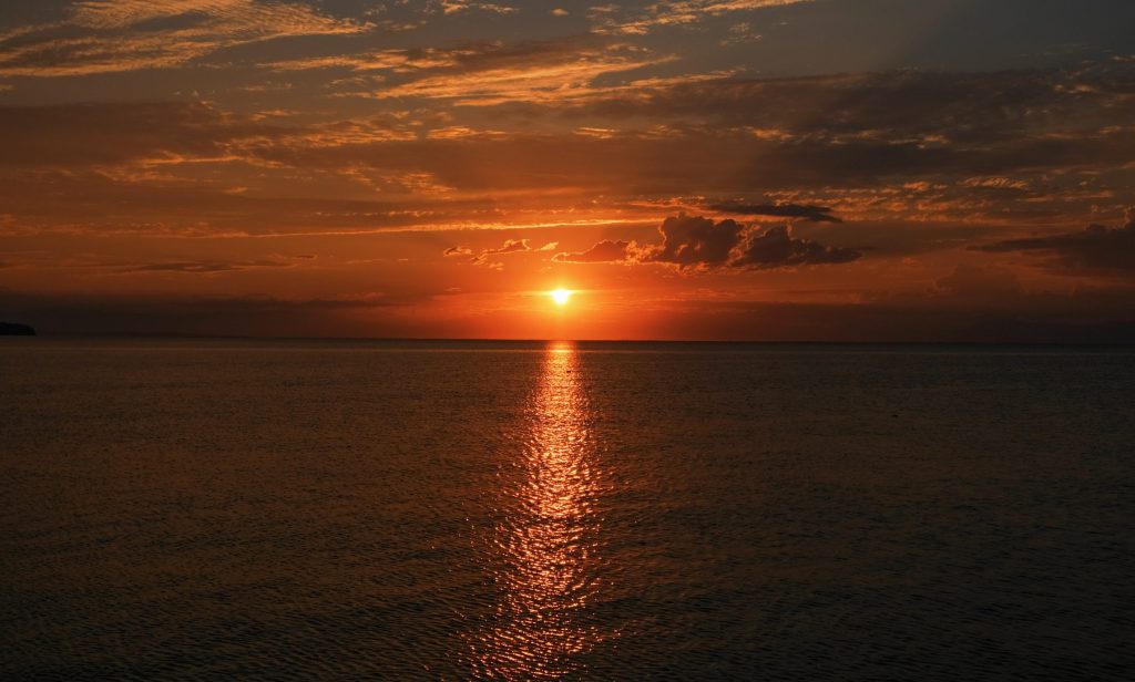 Χειμώνας και επίσημα: Έφτασε η μεγαλύτερη νύχτα του χρόνου – Τι σηματοδοτεί το χειμερινό ηλιοστάσιο