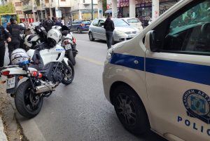 Ασυνείδητος οδηγός μοτοσικλέτας παρέσυρε γυναίκα, σκότωσε το σκυλί της και εξαφανίσθηκε