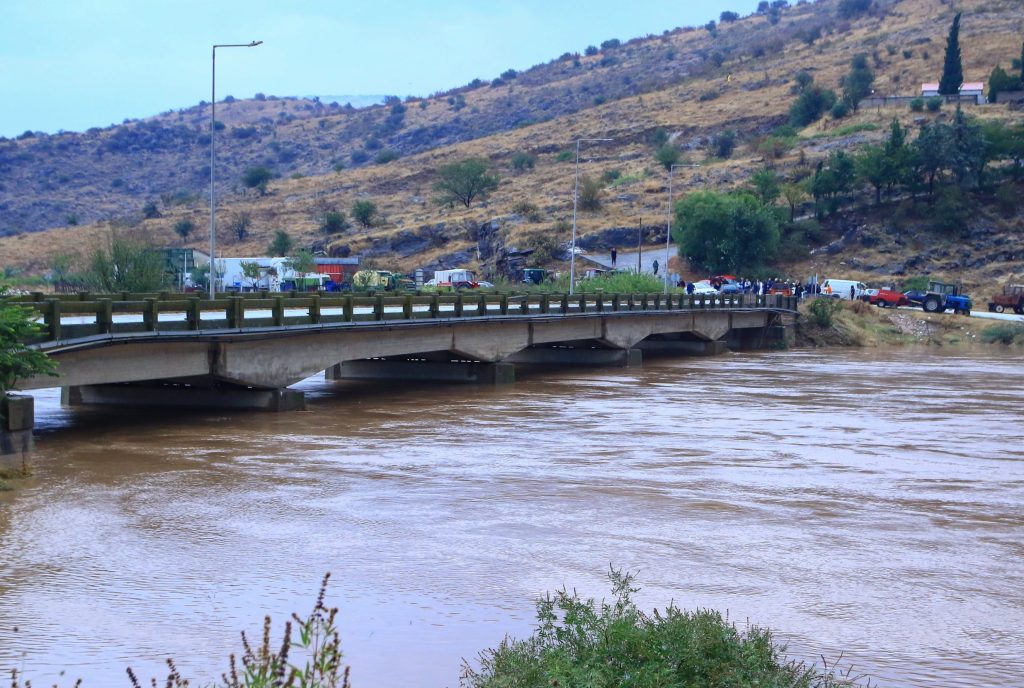 Κακοκαιρία Byron: Υπερχείλισε ο ποταμός Ενιπέας – Εκκένωση οικισμού με εντολή του 112
