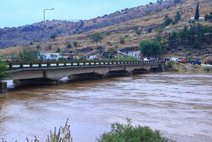 Κακοκαιρία Byron: Υπερχείλισε ο ποταμός Ενιπέας – Εκκένωση οικισμού με εντολή του 112