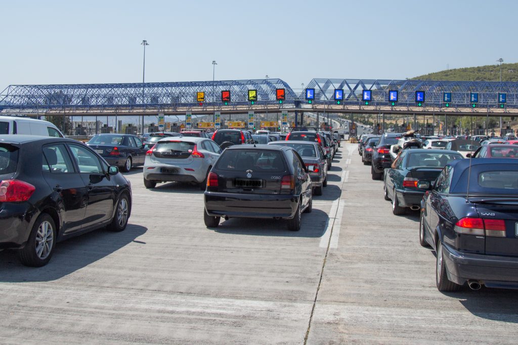 Χάος στους δρόμους: Τα αγροτικά μπλόκα φρενάρουν την έξοδο των εκδρομέων