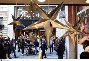 Εορταστικό ωράριo: «Πρεμιέρα» την Πέμπτη σε Αθήνα και Πειραιά – Οι Κυριακές με ανοιχτά καταστήματα