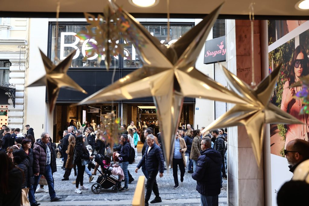 Εορταστικό ωράριο: Πρεμιέρα την Πέμπτη 11 Δεκεμβρίου – Ποιες Κυριακές είναι ανοιχτά τα καταστήματα