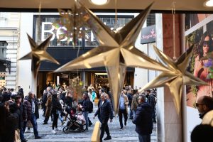 Εορταστικό ωράριο: Πρεμιέρα την Πέμπτη 11 Δεκεμβρίου – Ποιες Κυριακές είναι ανοιχτά τα καταστήματα