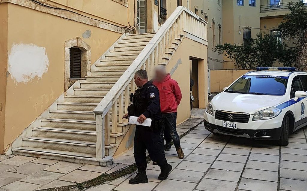 Αναβιώνει το τροχαίο στη Σούδα που όπου έχασε τη ζωή του ο 22χρονος Παναγιώτης Καρατζής