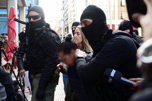 Σαλαμίνα: «Ανατριχίλα» από το νέο βίντεο ντοκουμέντο από τα γενέθλια της 75χρονης