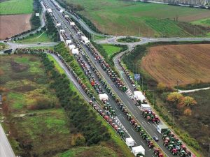 Λαμία: Παραμένουν στα μπλόκα οι αγρότες