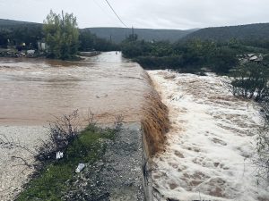 Κακοκαιρία Byron: Ποτάμι η Παλαιά Εθνική Αθηνών-Κορίνθου — Κινδύνευσαν από υπερχείλιση ποταμού στη Φοινικούντα