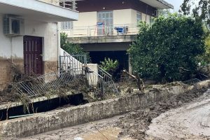 Στο έλεος της κακοκαιρίας Byron Λακωνία και Εύβοια: Αυτοκίνητα σε αυλές σπιτιών – «Ποτάμια» λάσπης οι δρόμοι (video)