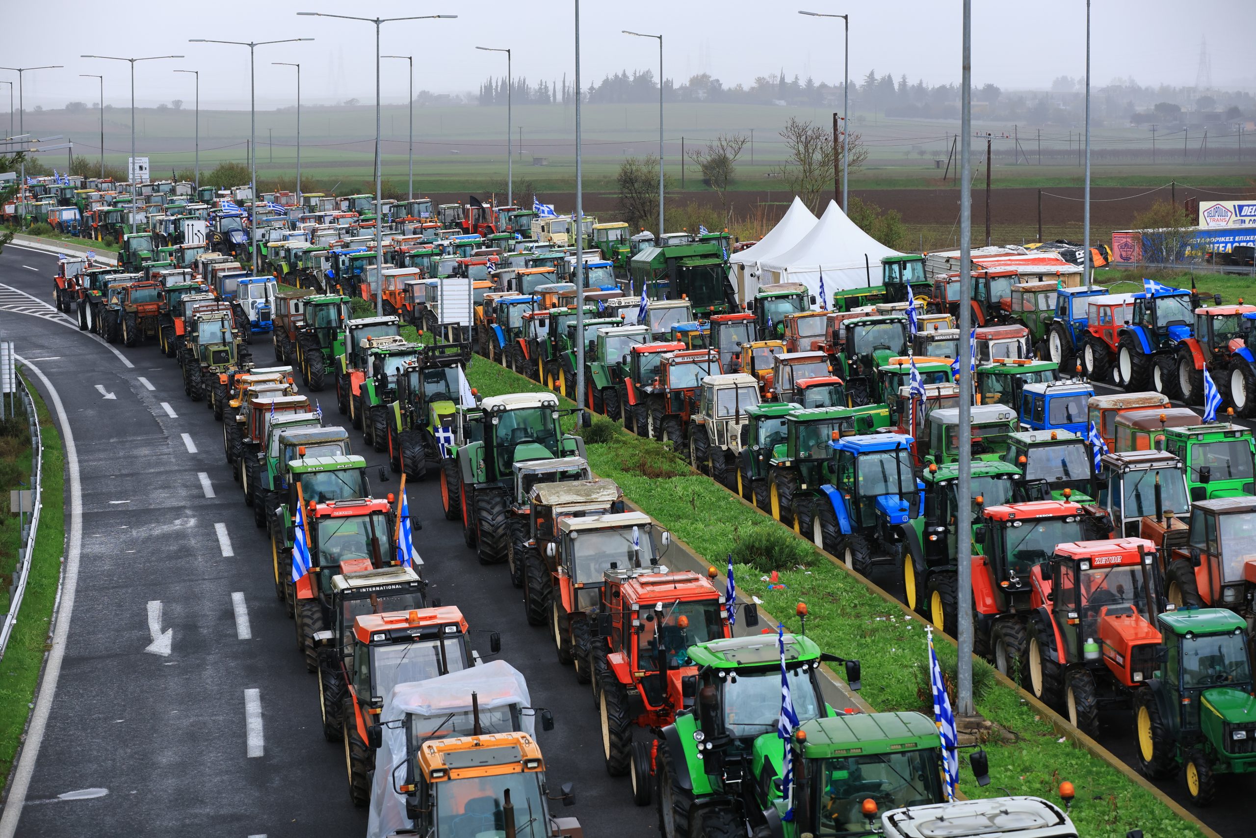Αγρότες υπόσχονται Χριστούγεννα στα μπλόκα - Σχεδιάζουν να κλείσουν και τις παρακαμπτήριες οδούς