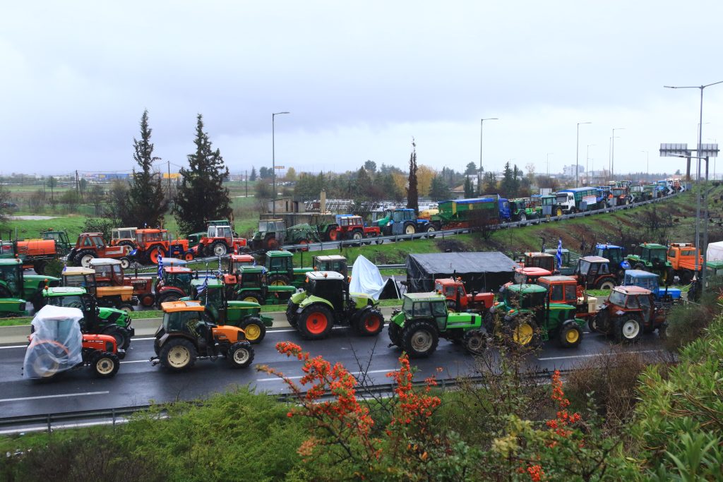 Στα μπλόκα οι αγρότες του Ε65 με αντίξοες καιρικές συνθήκες