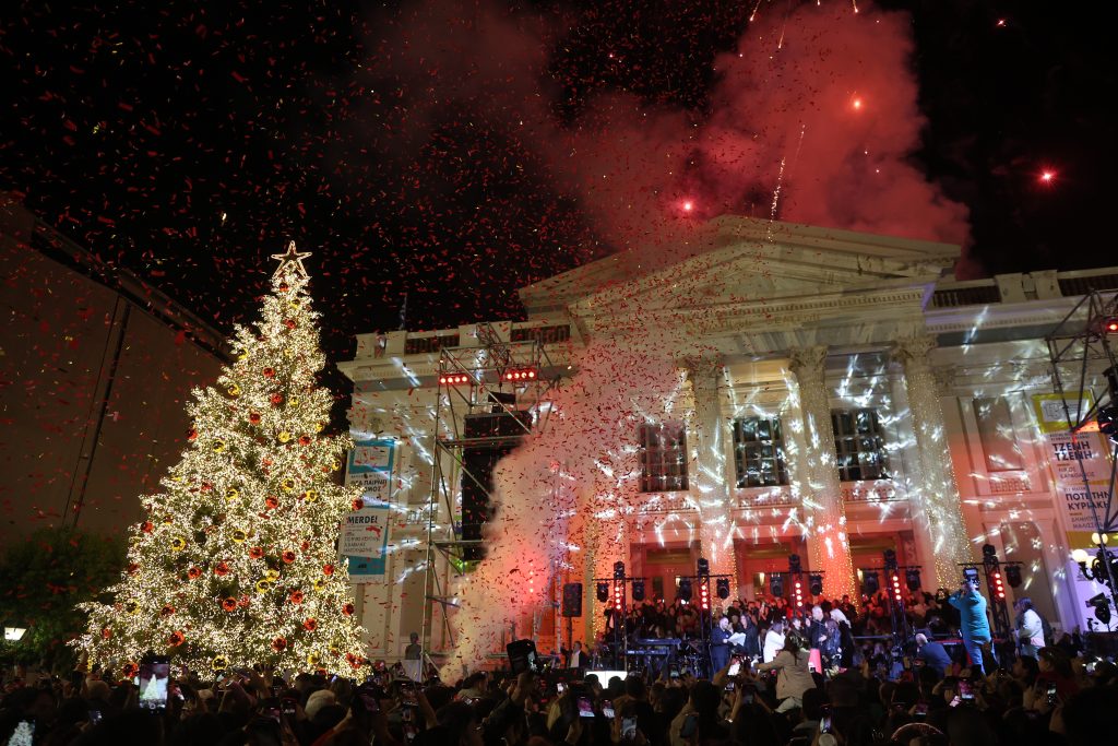 Φωταγωγήθηκε το χριστουγεννιάτικο δέντρο στον Πειραιά (βίντεο)