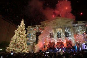 Φωταγωγήθηκε το χριστουγεννιάτικο δέντρο στον Πειραιά (βίντεο)