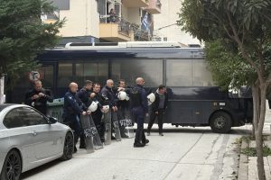 Τρακτέρ έξω από το γραφείο του Τσιάρα στην Καρδίτσα – Τι απαντά ο Υπουργός