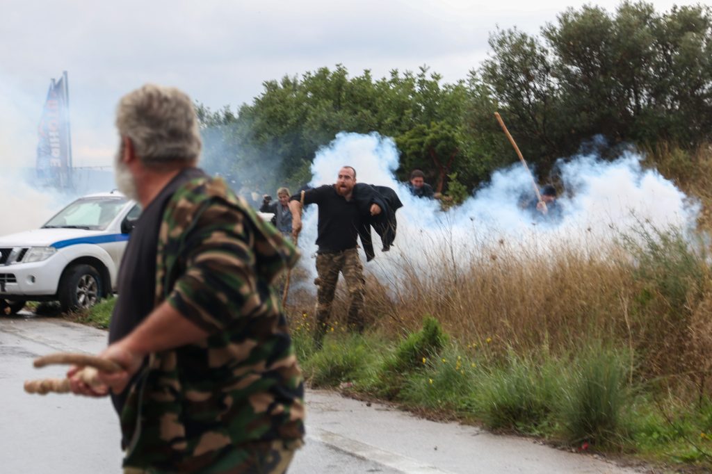Χανιά: Η στιγμή που αγρότες εμβολίζουν περιπολικό της ΕΛ.ΑΣ.