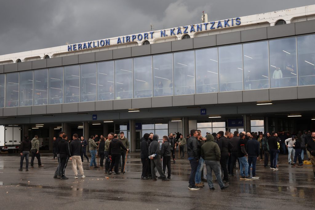 Κρήτη: Παραμένουν στα αεροδρόμια οι αγρότες – Καθηλωμένες πτήσεις και κλιμάκωση κινητοποιήσεων