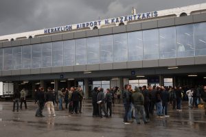 Κρήτη: Παραμένουν στα αεροδρόμια οι αγρότες – Καθηλωμένες πτήσεις και κλιμάκωση κινητοποιήσεων