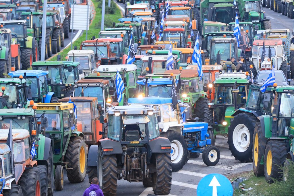 Αγρότες: Δεκάδες μπλόκα σε όλη τη χώρα – Κατέλαβαν το κτίριο της Αποκεντρωμένης Διοίκησης στην Κρήτη