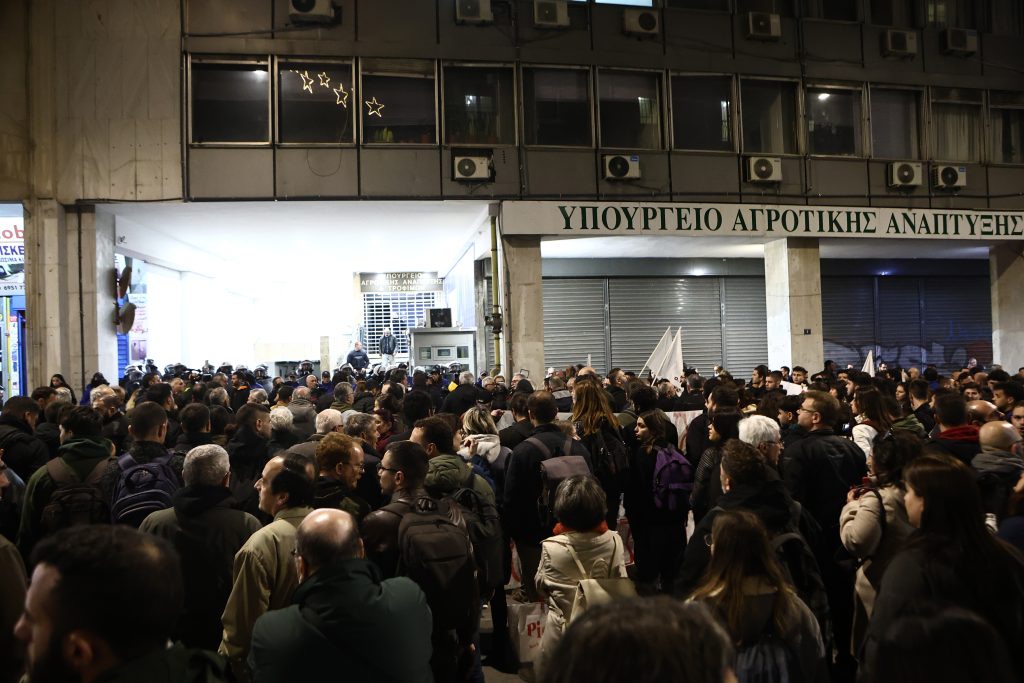 Συγκέντρωση αγροτών και κτηνοτρόφων έξω από το υπουργείο Αγροτικής Ανάπτυξης