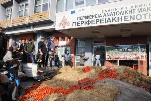 Έντονες διαμαρτυρίες αγροτών στην Καβάλα: Έκαναν κατάληψη στο κτίριο της Αντιπεριφέρειας – Πέταξαν γάλα, άχυρα και σταφύλια