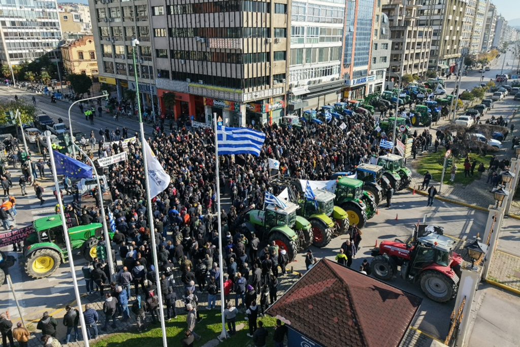 Ανυποχώρητοι οι αγρότες: Ενισχύονται τα μπλόκα μετά το «όχι» στην πρόσκληση Μητσοτάκη για συνάντηση