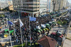 Ανυποχώρητοι οι αγρότες: Ενισχύονται τα μπλόκα μετά το «όχι» στην πρόσκληση Μητσοτάκη για συνάντηση