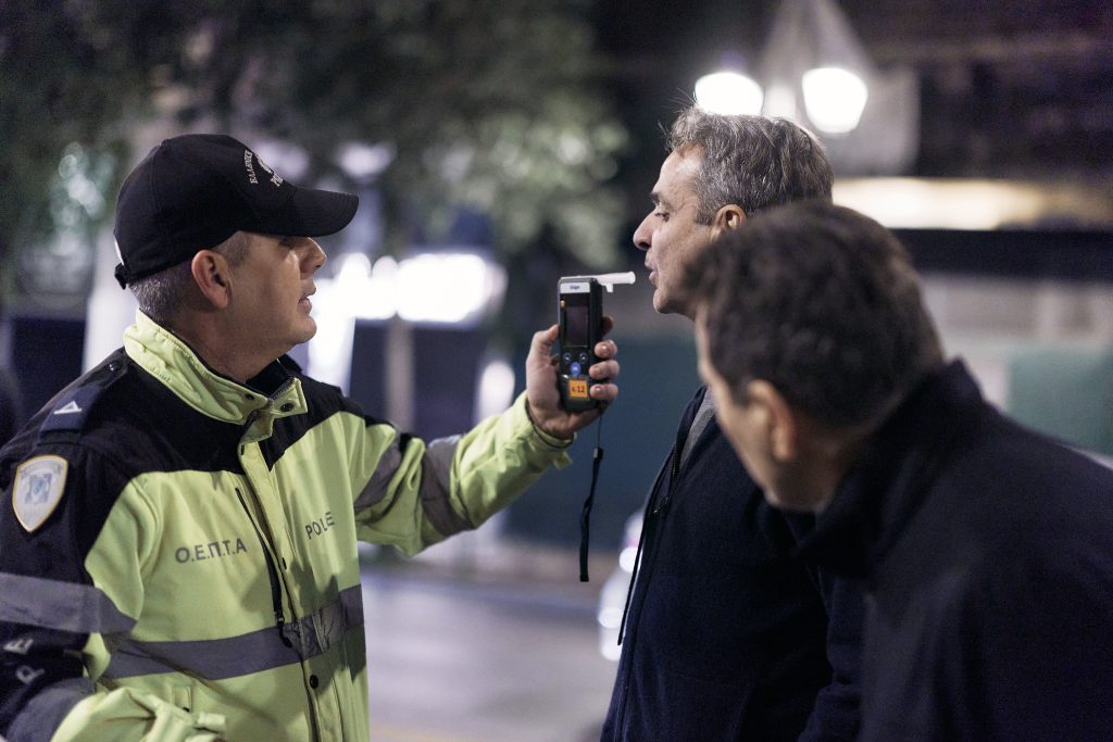 Ο Κ. Μητσοτάκης έκανε αλκοτέστ σε μπλόκο της Τροχαίας – Δείτε εικόνες