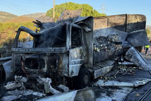 Φορτηγό τυλίχθηκε στις φλόγες στα διόδια Αφιδνών – Καθυστερήσεις στο σημείο (video)