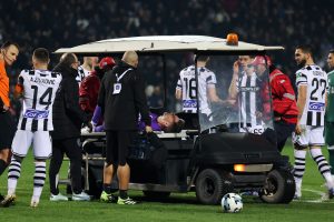 Αποχώρησε με φορείο ο Παβλένκα έπειτα από σφοδρή σύγκρουση με τον Σφιντέρσκι