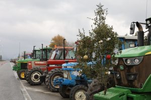 Στα μπλόκα παραμένουν οι αγρότες – Προαναγγέλλουν κλιμάκωση κινητοποιήσεων μετά τις γιορτές